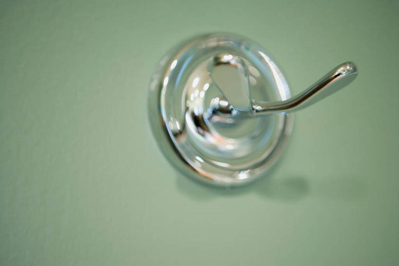 无人,横图,室内,特写,白天,正面,卫生间,浴室,静物,阴影,反射,影子,墙,挂钩,墙壁,墙面,一个,绿色,单个,淋浴房,彩图,冲凉房,沐浴间,沐浴室