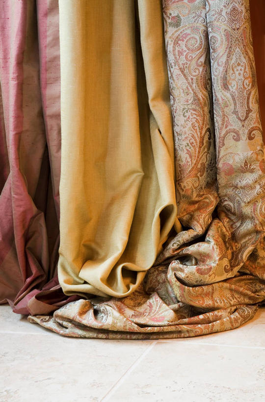 无人,竖图,室内,特写,白天,正面,窗帘,静物,阴影,花纹,装饰,褶皱,反射,图案,影子,墙,墙壁,墙面,白色,帘子,遮阳,华丽,修饰,点缀,衬托,美观,雅致,雅观,彩图