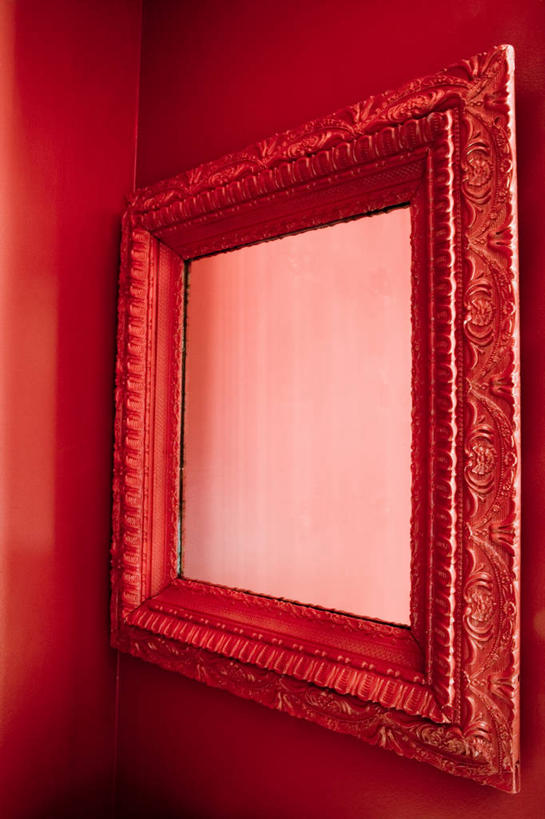 无人,竖图,室内,特写,白天,正面,镜子,静物,相框,阴影,条纹,反射,纹路,木制,边框,纹理,影子,墙,墙壁,墙面,一个,红色,木制品,单个,镜像,镜面,肌理,彩图