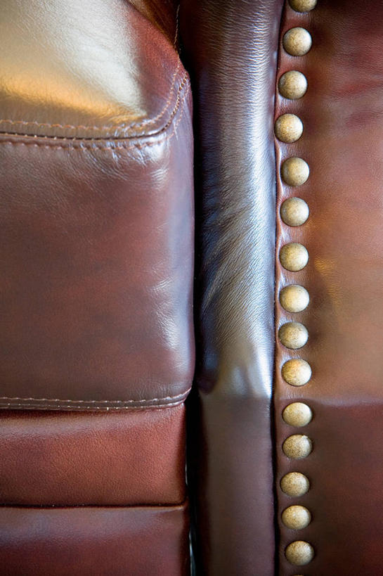 无人,竖图,俯视,室内,特写,白天,静物,椅子,金属制品,一把,一排,连接,阴影,整齐,反射,金属,影子,褐色,棕色,皮革,排列,铆钉,紧固,队列,牢固,贯穿,连结,衔接,串连,彩图,高角度拍摄,紧固件,稳固