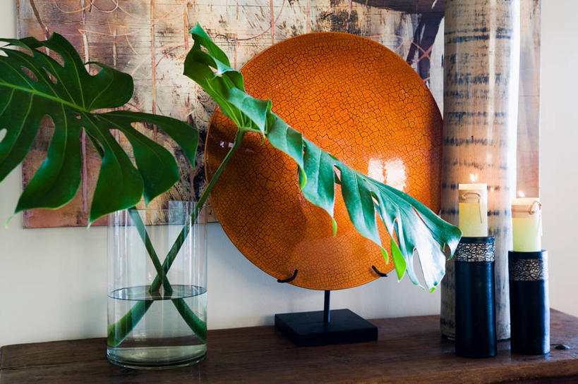 无人,横图,室内,特写,白天,正面,绘画,植物,柜子,餐具,花瓶,蜡烛,叶子,阴影,艺术,光线,木制,碟子,火焰,盘,影子,烛光,墙,绿叶,储物柜,古典,燃烧,文化,架子,墙壁,墙面,玻璃制品,一个,绿色,白色,盘子,玻璃瓶,木制品,瓶子,工艺品,碟,点燃,品味,橙色,嫩叶,单个,支撑,美术,固定,火光,高雅,储存,挂画,美学,八角金盘,八角金盆,储备,蕴藏,贮备,八叶金盘,叶,叶片,叶脉,装饰画,彩图,贮存