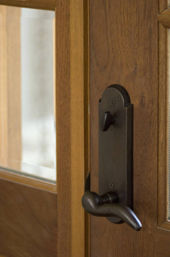 无人,竖图,室内,特写,白天,正面,门,静物,玻璃,金属制品,阴影,透明,反射,金属,木制,影子,玻璃制品,一个,把手,门把手,木制品,门框,单个,门把,通透,拉手,彩图