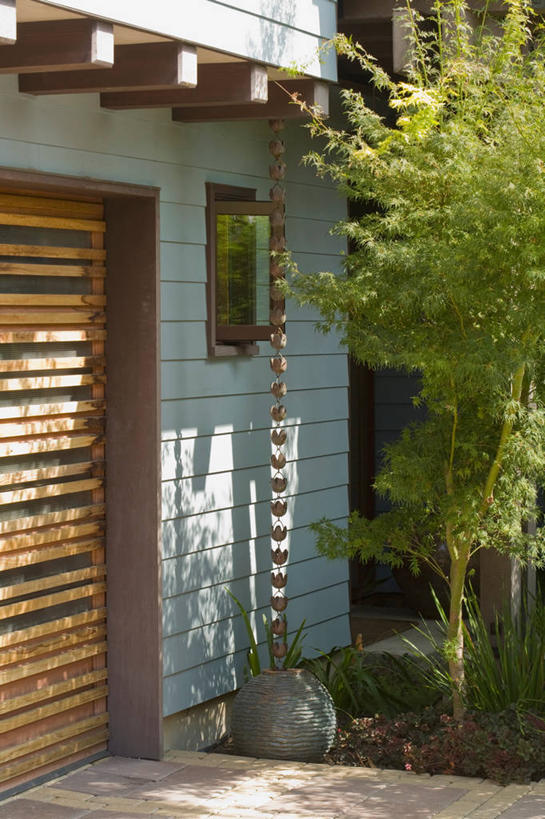 无人,家,竖图,室外,白天,正面,植物,窗户,门,道路,路,阴影,光线,影子,房屋,屋子,小路,交通,楼房,玻璃窗,住宅,树,树木,绿色,阳光,自然,门框,生长,成长,雨棚,彩图,房子