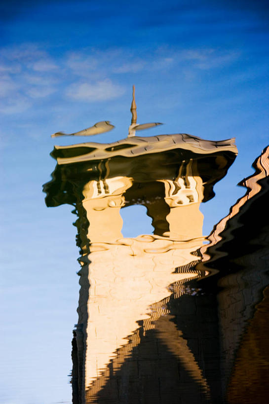 无人,竖图,室外,白天,仰视,建材,湖,湖泊,水,建筑,美国,阴影,光线,材料,影子,砖,砖块,墙,湖面,水流,水面,塔,墙壁,墙面,蓝色,倒影,蓝天,天空,阳光,湖水,天,砖头,建造,晴朗,倒映,北美,北美洲,加利福尼亚,美洲,加州,加利福尼亚州,万里无云,金州,黄金州,北亚美利加洲,亚美利加洲,反照,文图拉县,奥克斯纳德,石料,晴空,晴空万里,彩图,低角度拍摄,砌墙砖,美利坚合众国