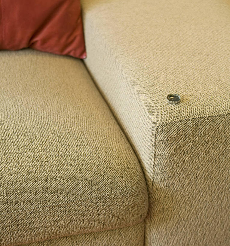 无人,客厅,竖图,俯视,室内,特写,白天,靠垫,沙发,静物,阴影,反射,影子,靠枕,一个,垫子,枕头,橙色,瓶盖,单个,起居室,布艺沙发,客堂,彩图,高角度拍摄