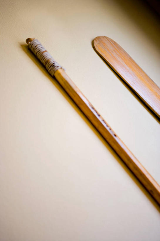 无人,竖图,室内,特写,白天,正面,静物,阴影,反射,木制,影子,墙,褐色,墙壁,墙面,两个,灰色,木制品,桨,彩图