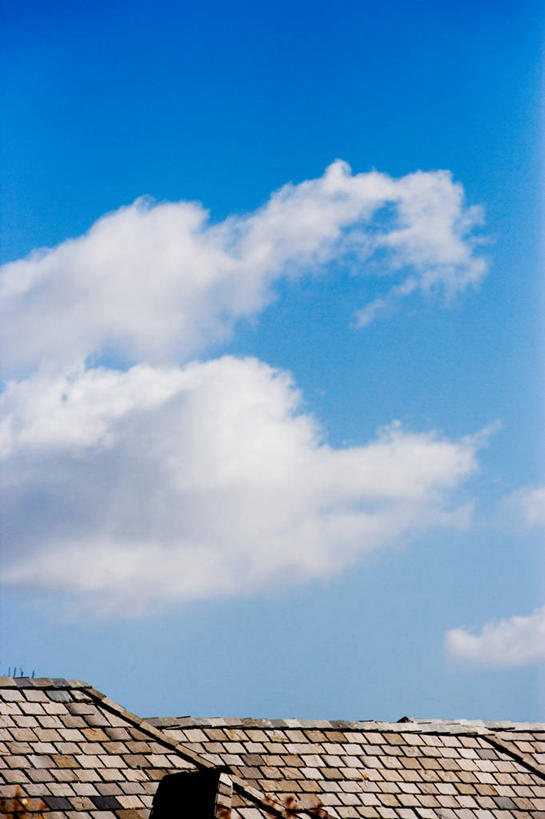无人,竖图,室外,白天,仰视,度假,美景,城市风光,城市,建筑,美国,阴影,光线,瓦片,影子,屋顶,景观,云,云朵,云彩,顶棚,瓦,娱乐,蓝色,白云,蓝天,天空,阳光,天,享受,休闲,景色,放松,建造,晴朗,北美,北美洲,加利福尼亚,美洲,加州,屋瓦,加利福尼亚州,金州,黄金州,北亚美利加洲,亚美利加洲,奥兰治县,晴空,彩图,低角度拍摄,纽波特比奇,美利坚合众国
