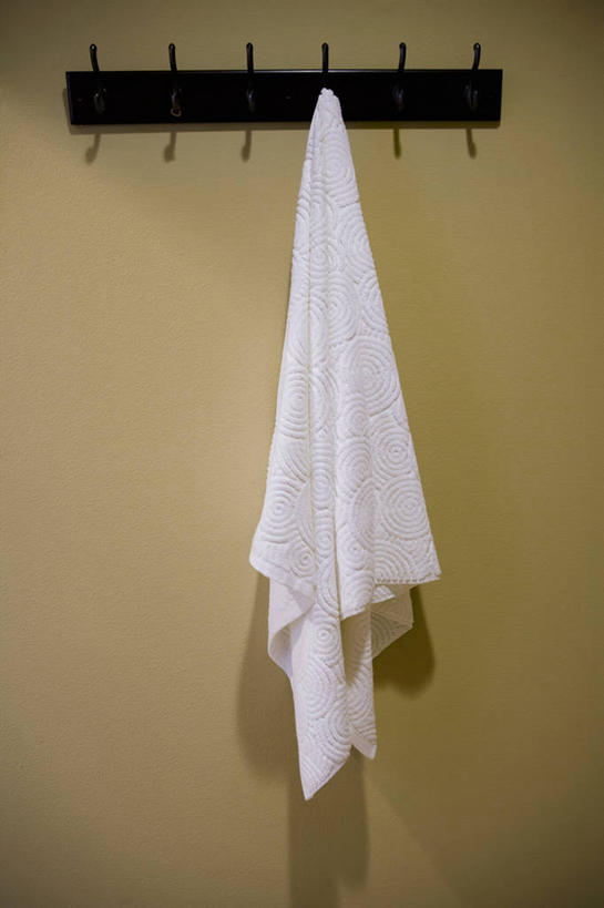 无人,竖图,室内,特写,白天,正面,静物,阴影,反射,纺织物,影子,浴巾,挂钩,一个,白色,毛巾,清洁,单个,保暖,透气,防水,储水,耐磨,吸水,彩图