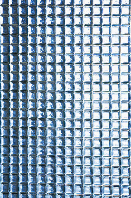 无人,竖图,室内,特写,白天,正面,静物,一排,许多,阴影,整齐,并列,并排,反射,密集,方格,格子,影子,墙,很多,墙壁,墙面,排列,蓝色,队列,平行,彩图