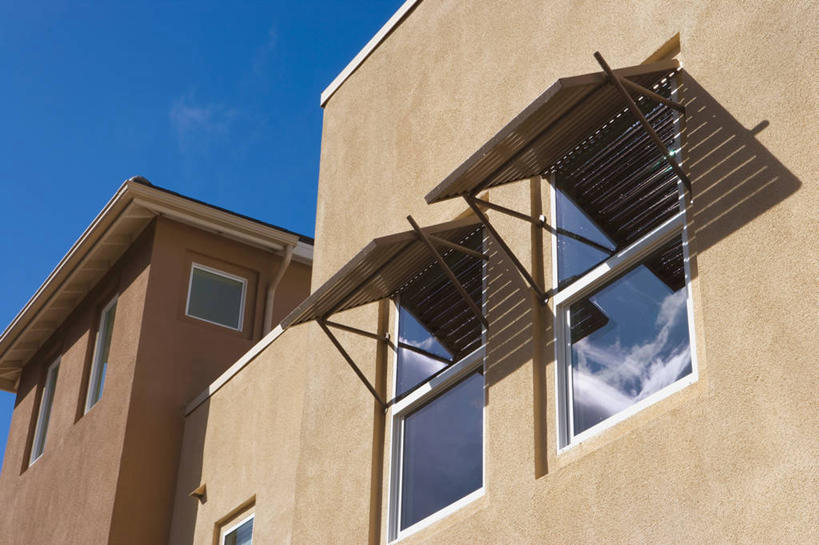 无人,家,横图,室外,白天,仰视,度假,美景,窗户,城市风光,城市,阴影,光线,影子,房屋,墙,屋子,景观,褐色,娱乐,楼房,玻璃窗,墙壁,墙面,住宅,两个,蓝色,灰色,蓝天,天空,阳光,天,享受,休闲,景色,放松,晴朗,万里无云,雨棚,晴空,晴空万里,彩图,低角度拍摄,房子