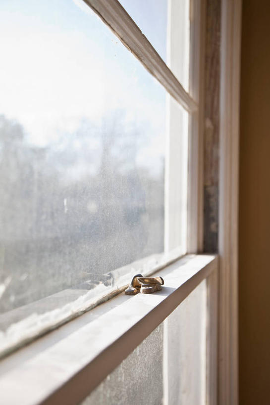 无人,竖图,室内,特写,白天,正面,窗户,静物,玻璃,阴影,朦胧,模糊,透明,光线,木制,影子,玻璃窗,玻璃制品,一个,阳光,木制品,单个,通透,彩图