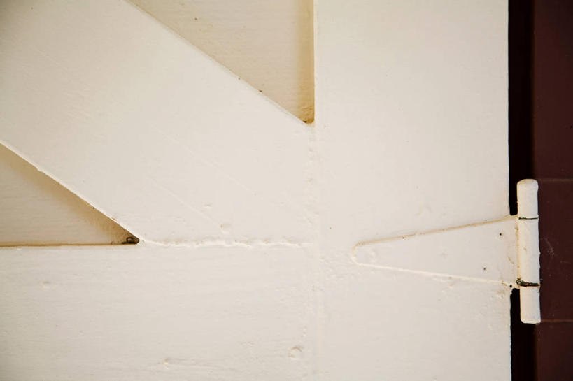 无人,横图,室内,特写,白天,正面,门,静物,阴影,反射,纹路,木制,纹理,影子,房屋,屋子,马厩,白色,木制品,门框,马棚,肌理,彩图,房子,养马