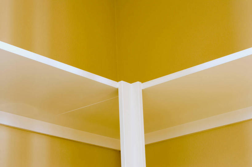 无人,横图,室内,特写,白天,仰视,静物,阴影,反射,影子,墙,货架,架子,墙壁,墙面,黄色,白色,陈列架,彩图,低角度拍摄