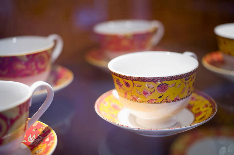 无人,横图,俯视,室内,特写,白天,餐桌,桌子,静物,杯子,瑞士,欧洲,五个,许多,阴影,朦胧,模糊,反射,影子,首都,伯尔尼,粉色,倒影,水杯,餐台,倒映,中欧,瑞士联邦,伯尔尼州,反照,因特拉肯,茶杯,彩图,高角度拍摄,布里恩茨