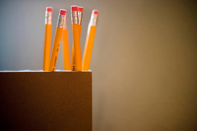 无人,横图,室内,特写,白天,正面,静物,笔筒,阴影,朦胧,模糊,反射,笔,影子,办公用品,文具,一个,黄色,铅笔,容器,学习用品,器皿,单个,储藏,文具用品,五支,储存,插笔器具,文房用具,彩图,贮存