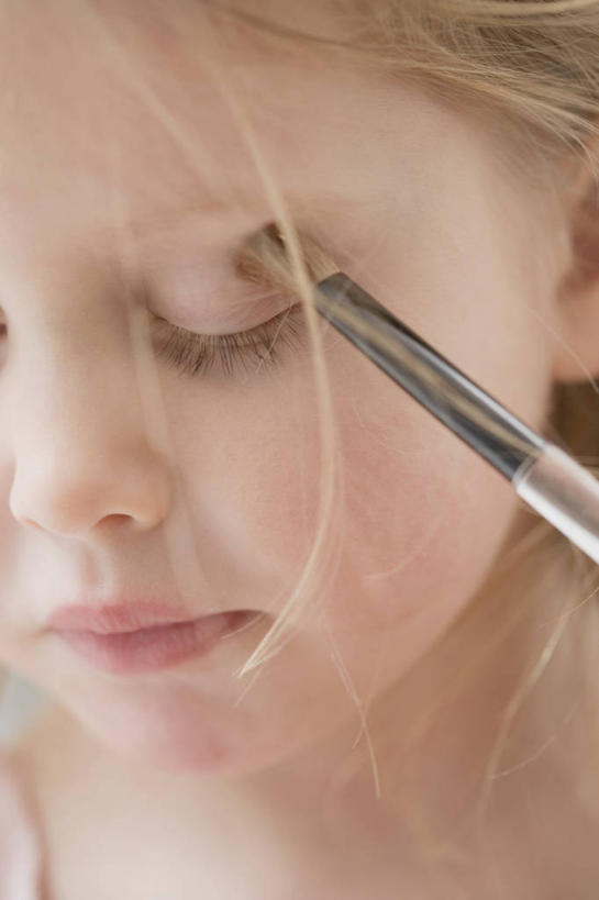 西方人,儿童,脸,头,脸颊,一个人,闭眼,竖图,俯视,室内,特写,白天,化妆,美容,纯洁,欧洲,欧洲人,仅一个女性,仅一个人,护肤,阴影,反射,影子,肩膀,一个,小孩,化妆刷,刷子,仅一个小孩,保养,享受,休闲,放松,可爱,童年,童趣,保健,单个,眼影刷,美容工具,童真,烂漫,无邪,养颜,彩妆刷,化妆工具,天真,女孩,女人,女性,白种人,孩子,头部,脸部,脸蛋,面部,闭眼睛,闭着眼,闭着眼睛,半身,彩图,高角度拍摄,女生