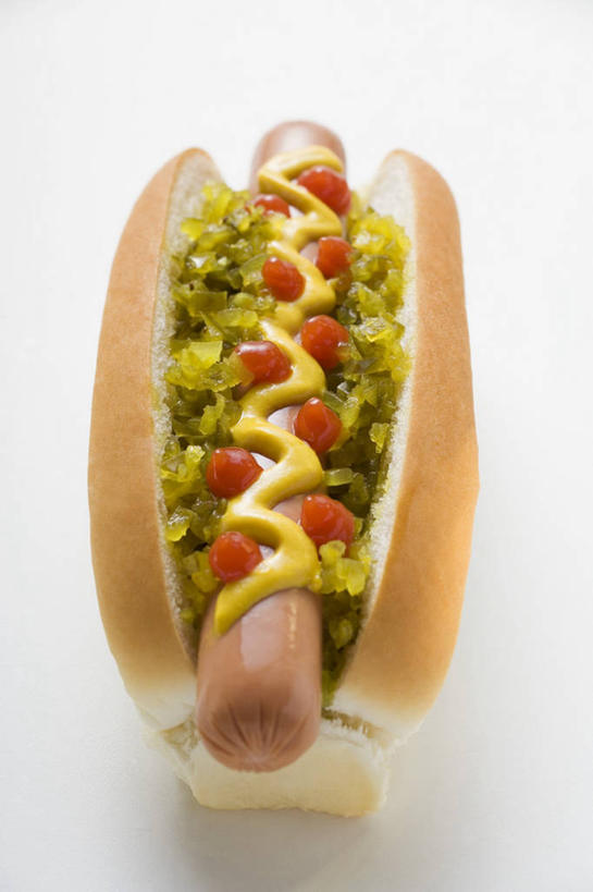 点心,面包,芥末,无人,竖图,俯视,室内,特写,白天,白色背景,烹饪,西餐,餐桌,桌子,阴影,反射,影子,调料,酱料,酱汁,茄汁,肉,香肠,佐料,料理,食品,面点,腊肠,热狗,调味品,调味料,番茄酱,酱,菜肴,美食,肉类,食物,糕点,一个,快餐,西式,摄影,佳肴,影棚,单个,餐台,肉食,西式快餐,垃圾食品,山葵,泽山葵,溪山葵,芥子末,山嵛菜,芥辣粉,哇沙比,辣根,彩图,高角度拍摄,影棚拍摄,拍摄