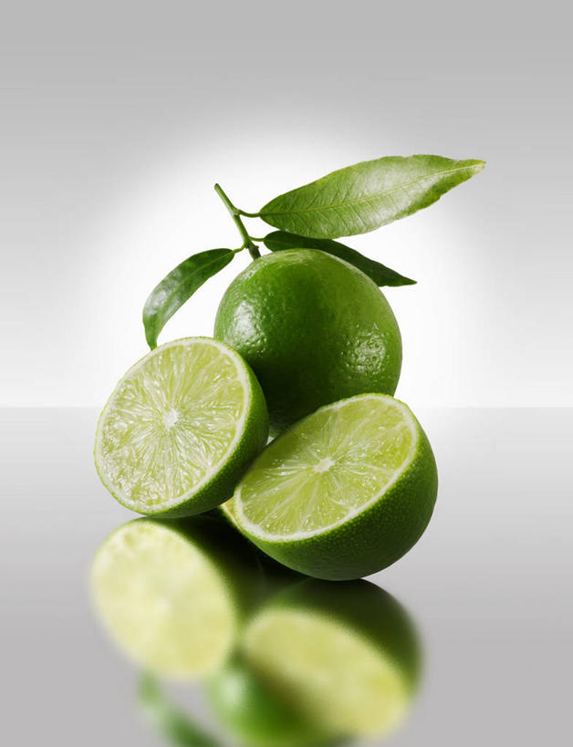 无人,竖图,俯视,室内,特写,白天,餐桌,桌子,水果,叶子,切开,阴影,灰色背景,新鲜,反射,影子,生食,食品,果实,绿叶,食物,三个,切,嫩叶,摄影,有机食品,绿色食品,影棚,餐台,剖面,切面,酸橙,代代,叶,叶片,橙子,橙,彩图,高角度拍摄,影棚拍摄,拍摄