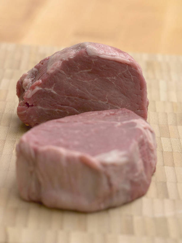 无人,竖图,俯视,室内,特写,白天,烹饪,西餐,餐桌,桌子,两块,阴影,新鲜,反射,影子,肉,生食,牛排,牛肉,料理,食品,菜肴,美食,肉类,食物,红色,西式,佳肴,餐台,肉食,菲力牛排,牛里脊肉,彩图,高角度拍摄