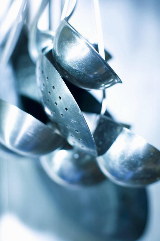 无人,竖图,俯视,室内,特写,白天,餐桌,桌子,静物,金属制品,一堆,许多,阴影,堆叠,堆积,朦胧,模糊,反射,金属,滤器,影子,勺子,餐台,堆,漏勺,彩图,高角度拍摄