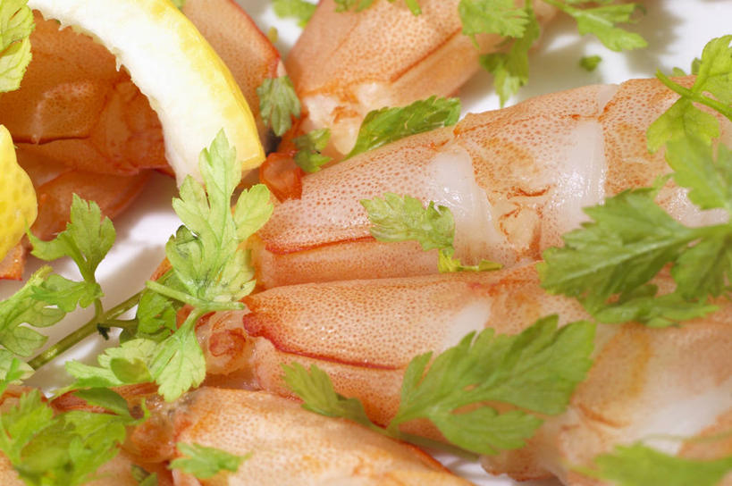 海鲜,龙虾,无人,横图,俯视,室内,特写,白天,白色背景,植物,桌面,桌子,蔬菜,叶子,阴影,朦胧,模糊,新鲜,反射,木制,纹理,影子,虾,食品,绿叶,水产,海洋生物,食物,绿色,木制品,嫩叶,摄影,有机食品,绿色食品,影棚,水生动物,海产品,水生物,海底动物,轮峰菊,肌理,山萝卜,松虫草,紫盆花,叶,叶片,叶脉,彩图,高角度拍摄,影棚拍摄,拍摄