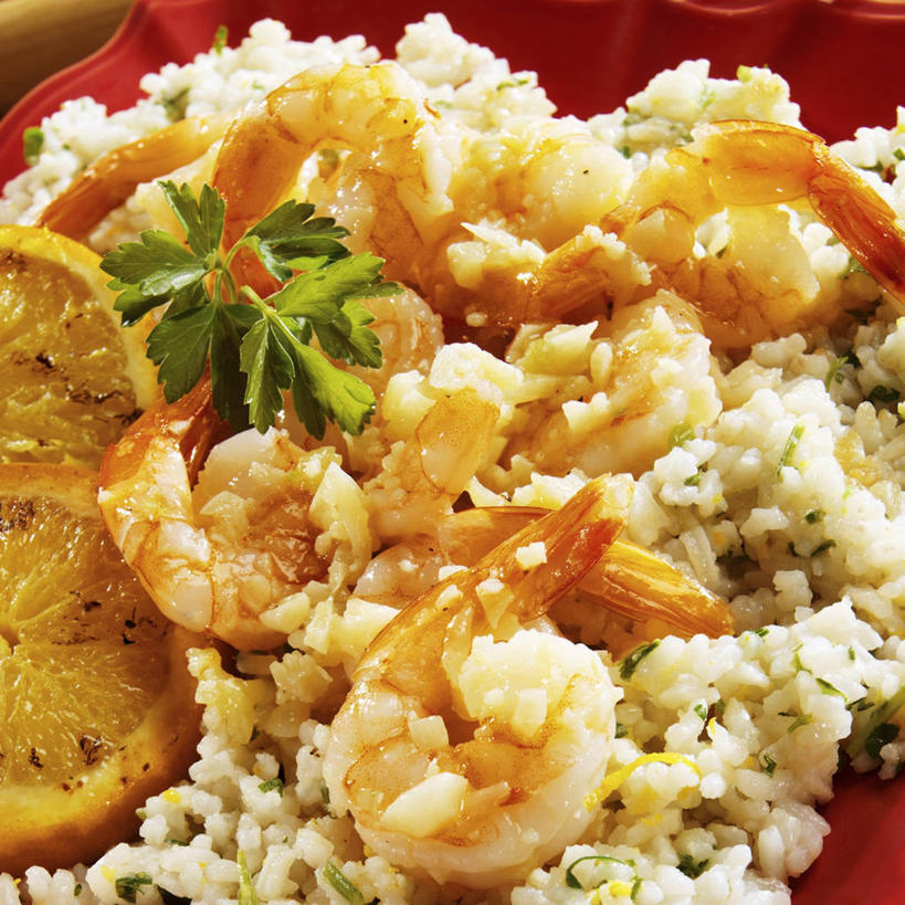 海鲜,米饭,无人,方图,俯视,室内,特写,白天,烹饪,西餐,餐桌,桌子,芹菜,蔬菜,蒜,阴影,新鲜,反射,影子,虾,料理,食品,饭,蒜头,水产,菜肴,美食,大虾,海洋生物,食物,西式,佳肴,有机食品,绿色食品,荷兰芹,欧芹,香芹,对虾,餐台,五谷,水生动物,海产品,水生物,海底动物,意大利调味饭,斑节虾,法香,巴西利,洋香菜,洋芫荽,法国香菜,旱芹菜,番荽,胡蒜,东方对虾,中国对虾,意大利炖饭,大蒜,彩图,高角度拍摄