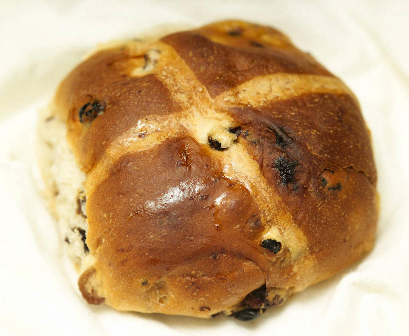 点心,面包,无人,横图,俯视,室内,特写,白天,白色背景,桌面,桌子,葡萄,阴影,反射,木制,影子,食品,面点,棕色,食物,糕点,一个,木制品,葡萄干,摄影,影棚,单个,小圆面包,乌珠木,山葫芦,蒲桃,草龙珠,彩图,高角度拍摄,影棚拍摄,拍摄