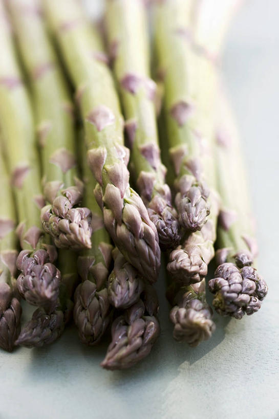 无人,竖图,俯视,室内,特写,白天,白色背景,桌面,桌子,芦笋,蔬菜,一堆,许多,阴影,堆叠,堆积,朦胧,模糊,新鲜,反射,木制,影子,食品,食物,木制品,摄影,有机食品,绿色食品,影棚,堆,猪尾巴,药鸡豆子,石刁柏,蚂蚁杆,龙须菜,狼尾巴根,彩图,高角度拍摄,影棚拍摄,拍摄