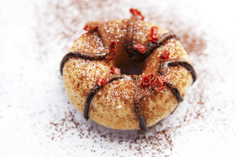 点心,面包,无人,横图,俯视,室内,特写,白天,白色背景,餐桌,桌子,阴影,朦胧,模糊,反射,粉末,影子,调味,香料,佐料,食品,面点,食物,糕点,一个,粉,摄影,影棚,单个,餐台,辣椒粉,配料,作料,粉状,彩图,高角度拍摄,影棚拍摄,拍摄