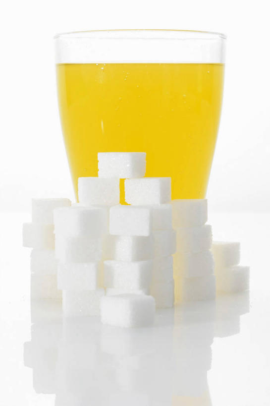 无人,竖图,俯视,室内,特写,白天,白色背景,幸福,茶,桌面,桌子,柠檬,杯子,水果,一堆,许多,阴影,堆叠,堆积,朦胧,模糊,新鲜,反射,木制,影子,调料,生食,食品,糖,果实,调味品,很多,调味料,娱乐,方糖,玻璃制品,食物,饮料,一个,木制品,水杯,享受,休闲,温馨,放松,乐趣,摄影,有机食品,绿色食品,影棚,单个,堆,柠檬茶,舒适,半方糖,白方糖,玻璃杯,益母果,柠果,彩图,高角度拍摄,影棚拍摄,拍摄