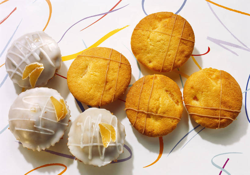 点心,无人,横图,俯视,室内,特写,白天,白色背景,下午茶,桌面,桌子,阴影,反射,粘稠,木制,影子,调料,食品,糖,调味品,调味料,松饼,食物,糕点,木制品,摄影,影棚,糖浆,黏稠,浓厚,玛芬蛋糕,彩图,高角度拍摄,影棚拍摄,拍摄