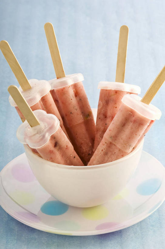 无人,竖图,俯视,室内,特写,白天,餐桌,桌子,餐具,阴影,蓝色背景,反射,碟子,盘,影子,陶瓷,陶瓷制品,清凉,棒冰,冰棍,两个,盘子,容器,碟,碗,冷饮,舒服,摄影,影棚,餐台,储藏,解暑,冰棒,储存,解渴,无根,舒爽,消暑,冰条,彩图,高角度拍摄,影棚拍摄,拍摄,贮存