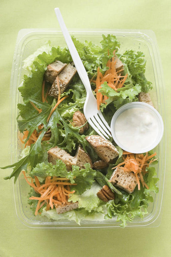 点心,面包,牛奶,无人,竖图,俯视,室内,特写,白天,餐桌,桌子,萝卜,胡萝卜,蔬菜,餐具,玻璃,绿色背景,阴影,新鲜,反射,叉子,影子,核桃,生菜,莴苣,生食,蔬菜沙拉,沙拉,食品,坚果,面点,果实,饮品,营养,色拉,酸奶,沙律,玻璃制品,食物,糕点,饮料,三个,容器,碗,干果,摄影,有机食品,绿色食品,影棚,餐台,色拉酱,储藏,乳制品,奶,储存,千岛酱,发酵,小核桃,餐叉,山核桃,胡桃,春菜,鹅仔菜,莴仔菜,千金菜,羌桃,叶用莴苣,优格,优酪乳,奶油生菜,进餐用具,红萝卜,甘荀,彩图,高角度拍摄,影棚拍摄,拍摄,贮存