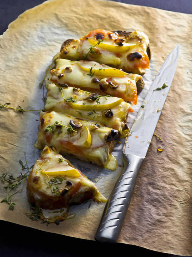 点心,面包,奶酪,无人,竖图,俯视,室内,特写,白天,餐桌,桌子,蔬菜,西红柿,一排,切开,阴影,新鲜,整齐,反射,包装,包装纸,铝箔纸,锡箔纸,影子,纸,干酪,起司,食品,面点,纸张,芝士,营养,食物,糕点,排列,切,乳酪,有机食品,绿色食品,餐台,包装材料,乳制品,队列,发酵,剖面,锡箔,切面,铝箔,番茄,彩图,高角度拍摄