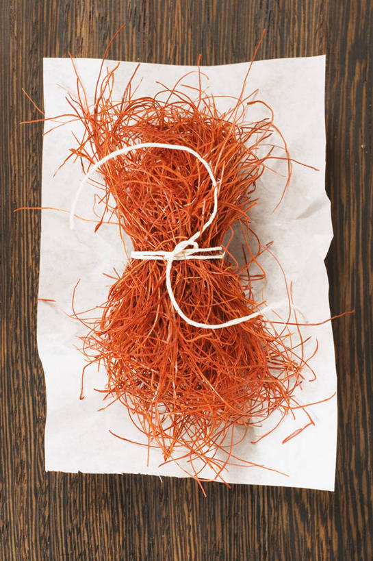 无人,竖图,俯视,室内,特写,白天,快乐,餐桌,桌子,一堆,许多,阴影,堆叠,堆积,反射,影子,调料,调味品,很多,调味料,藏红花,红色,餐台,堆,保护,番红花,西红花,彩图,高角度拍摄