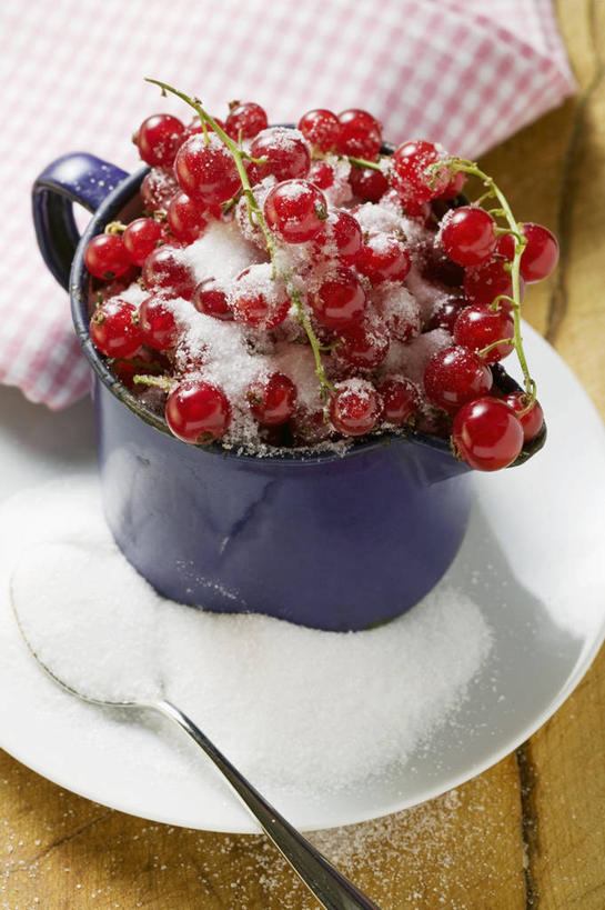 无人,竖图,俯视,室内,特写,白天,餐桌,桌子,浆果,餐具,水果,一堆,许多,阴影,堆叠,堆积,新鲜,反射,碟子,粉末,盘,影子,勺子,陶瓷,灯笼果,调料,生食,食品,糖,果实,陶瓷制品,调味品,很多,调味料,食物,三个,红色,盘子,容器,调羹,碟,汤匙,碗,粉,有机食品,绿色食品,餐台,储藏,堆,储存,红醋栗,粉状,粉剂,醋栗,彩图,高角度拍摄,贮存