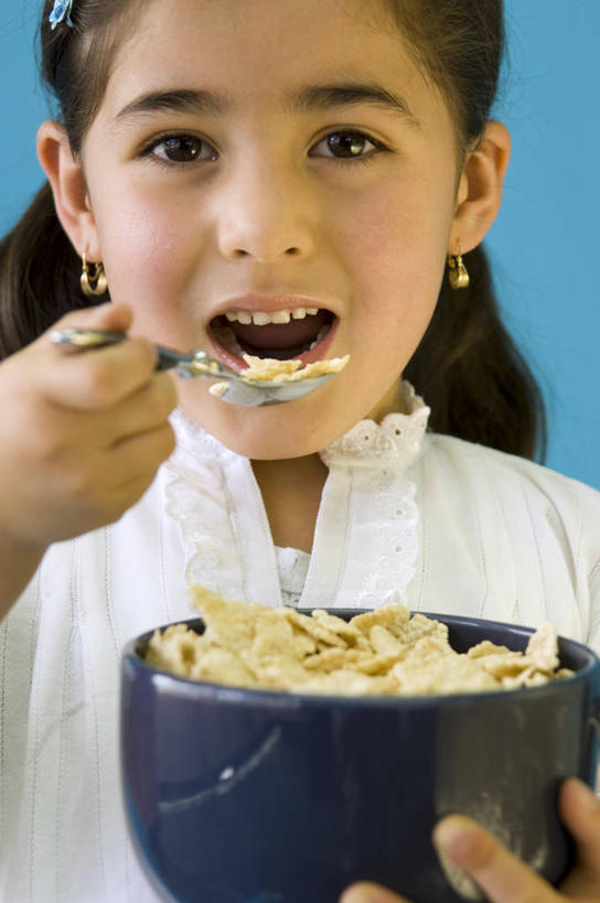 点心,儿童,脸,头,脸颊,手,一个人,站,吃,竖图,室内,特写,白天,正面,纯洁,亚洲,双手,仅一个女性,仅一个人,一堆,握,堆叠,堆积,蓝色背景,服装,勺子,陶瓷,玉米片,食品,陶瓷制品,拿,拿着,注视,肩膀,食物,两个,小孩,衣服,容器,调羹,汤匙,碗,快餐,零食,观察,看,站着,张嘴,仅一个小孩,手部,可爱,童年,童趣,握着,摄影,服饰,影棚,观看,储藏,堆,察看,衣着,储存,穿着,关注,张大嘴巴,童真,垃圾食品,烂漫,无邪,衣饰,天真,女孩,女人,女性,亚洲人,印度人,孩子,头部,脸部,脸蛋,面部,张开嘴,嚼,食,站立,半身,彩图,影棚拍摄,拍摄,贮存,女生