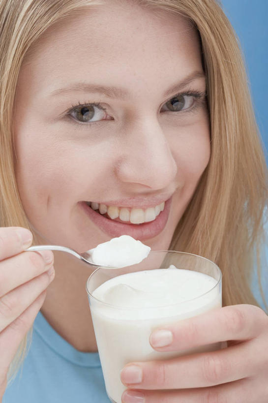 牛奶,西方人,脸,头,脸颊,手,一个人,站,笑,微笑,露齿笑,竖图,室内,特写,白天,正面,杯子,欧洲,欧洲人,双手,仅一个年轻女性,仅一个女性,仅一个人,握,蓝色背景,服装,勺子,饮品,营养,拿,拿着,注视,酸奶,肩膀,玻璃制品,饮料,两个,衣服,水杯,调羹,汤匙,观察,看,站着,手部,握着,摄影,服饰,影棚,观看,察看,乳制品,衣着,奶,穿着,关注,发酵,优格,优酪乳,衣饰,年轻女性,女人,女性,白种人,头部,脸部,脸蛋,面部,玻璃杯,站立,半身,彩图,影棚拍摄,拍摄