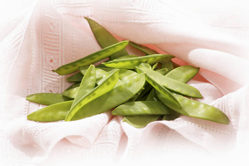 无人,横图,俯视,室内,特写,白天,植物,餐桌,桌子,蔬菜,一堆,许多,阴影,堆叠,堆积,朦胧,模糊,新鲜,反射,影子,豆类,豆子,豌豆,食品,很多,荷兰豆,食物,绿色,有机食品,绿色食品,餐台,堆,雪豆,豆科,寒豆,毕豆,麻累,国豆,小寒豆,麦豌豆,彩图,高角度拍摄