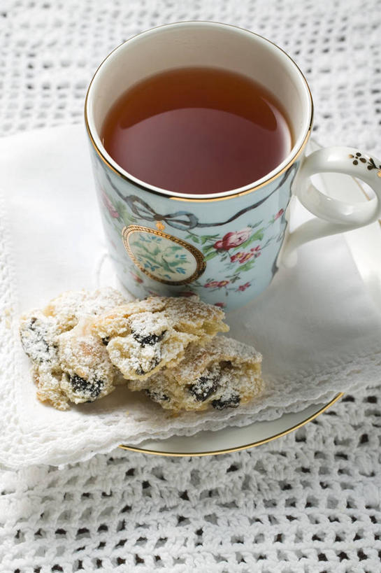 点心,面包,无人,竖图,俯视,室内,特写,白天,幸福,餐桌,茶,桌子,杯子,餐具,阴影,朦胧,模糊,反射,布料,碟子,盘,影子,红茶,茶叶,食品,面点,一杯,布纹,娱乐,桌布,食物,糕点,盘子,餐巾,水杯,碟,台布,享受,休闲,温馨,放松,乐趣,摄影,影棚,餐台,提神,舒适,醒脑,茶杯,彩图,高角度拍摄,影棚拍摄,拍摄