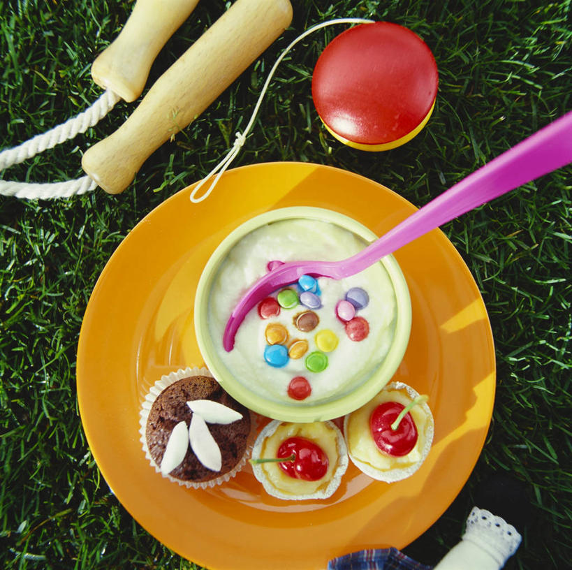 牛奶,无人,横图,俯视,室外,特写,白天,游戏,草地,草坪,植物,餐具,玩具,朦胧,模糊,碟子,盘,勺子,食品,糖,糖果,甜点,甜品,饮品,软糖,营养,玩,娱乐,酸奶,草,食物,饮料,一个,绿色,盘子,绳子,调羹,碟,汤匙,甜食,休闲,益智,单个,活动,绳索,乳制品,奶,发泄,消遣,智力,溜溜球,悠悠球,发酵,宣泄,优格,优酪乳,玩耍,嬉戏,彩图,高角度拍摄