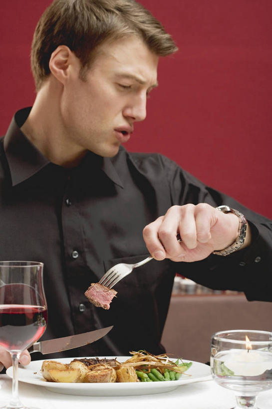 红酒,葡萄酒,西方人,一个人,坐,竖图,室内,白天,正面,衬衫,烹饪,西餐,餐桌,桌子,杯子,餐具,欧洲,欧洲人,仅一个男性,仅一个人,握,阴影,红色背景,时间,反射,叉子,刀叉,刀子,碟子,高脚杯,盘,时钟,手表,影子,肉,牛排,牛肉,料理,食品,红酒杯,酒类,一杯,拿,计时,拿着,扭头,注视,菜肴,美食,肉类,玻璃制品,酒,食物,饮料,仅一个年轻男性,黑色,盘子,酒杯,碟,钟表,观察,看,转头,表,红葡萄酒,西式,握着,摄影,佳肴,影棚,餐台,观看,腕表,察看,葡萄酒杯,关注,餐刀,肉食,餐叉,男人,男性,年轻男性,白种人,玻璃杯,进餐用具,钟,坐着,半身,彩图,影棚拍摄,衬衣,拍摄