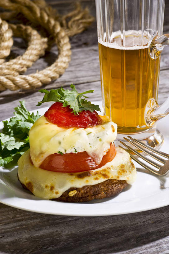 点心,面包,奶酪,啤酒,无人,竖图,俯视,室内,特写,白天,烹饪,西餐,桌面,桌子,杯子,餐具,一把,阴影,朦胧,模糊,反射,木制,叉子,碟子,盘,影子,干酪,起司,三明治,料理,食品,面点,酒类,芝士,营养,菜肴,美食,玻璃制品,酒,食物,糕点,饮料,盘子,酒杯,木制品,啤酒杯,绳子,碟,快餐,乳酪,西式,摄影,佳肴,影棚,绳索,乳制品,缆绳,发酵,西式快餐,餐叉,三文治,玻璃杯,进餐用具,彩图,高角度拍摄,影棚拍摄,拍摄