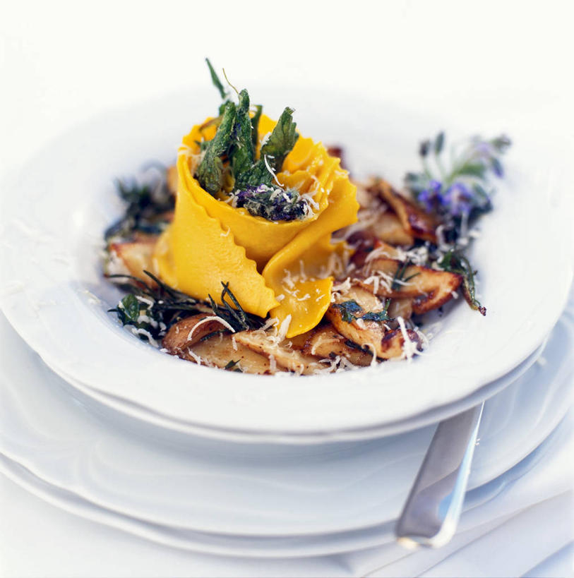 面食,面条,意大利面,手,无人,竖图,俯视,室内,特写,白天,白色背景,西餐,快乐,蔬菜,餐具,一把,阴影,新鲜,反射,叉子,刀叉,刀子,碟子,盘,影子,陶瓷,菌菇,蘑菇,面,料理,食品,陶瓷制品,菌类,藏红花,中药,食物,一个,盘子,容器,碟,碗,食用菌,西式,摄影,有机食品,绿色食品,影棚,单个,储藏,保护,番红花,储存,餐刀,药材,餐叉,牛肝菌,西红花,中药材,美味牛肝菌,大脚菇,进餐用具,彩图,高角度拍摄,影棚拍摄,拍摄,贮存