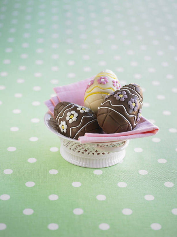 无人,竖图,俯视,室内,特写,白天,餐桌,桌子,复活节,一堆,许多,阴影,堆叠,堆积,节日,庆祝,反射,布料,影子,塑料,食品,糖,糖果,甜点,甜品,布纹,文化,桌布,食物,一个,绿色,餐巾,容器,塑料制品,台布,碗,甜食,巧克力,庆典,摄影,影棚,单个,餐台,纪念,储藏,朱古力,堆,储存,彩图,高角度拍摄,影棚拍摄,拍摄,贮存