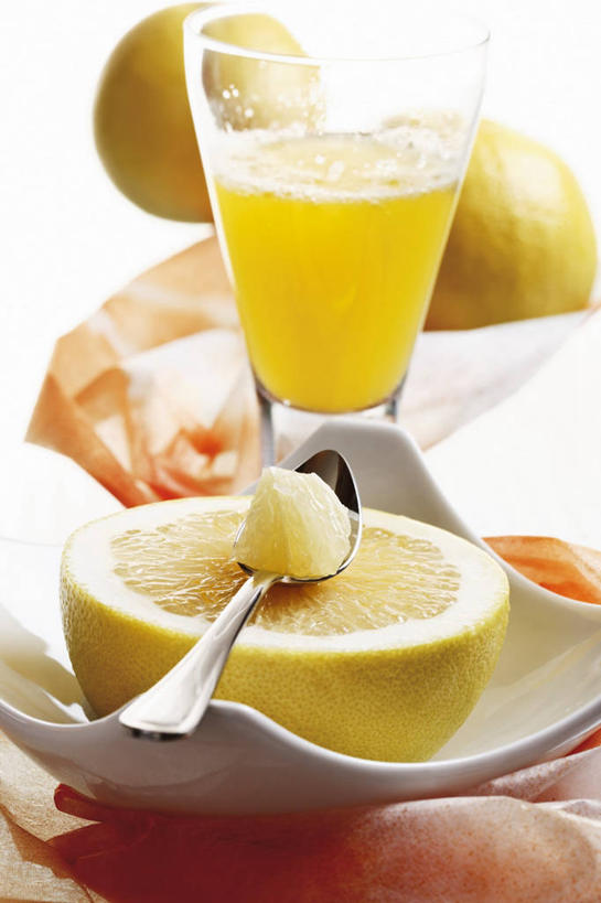 果汁,无人,竖图,俯视,室内,特写,白天,白色背景,餐桌,桌子,餐具,一把,切开,阴影,朦胧,模糊,反射,碟子,盘,影子,勺子,饮品,葡萄柚,饮料,盘子,调羹,碟,汤匙,西柚,切,摄影,影棚,餐台,可口,剖面,切面,朱栾,适口,彩图,高角度拍摄,影棚拍摄,拍摄