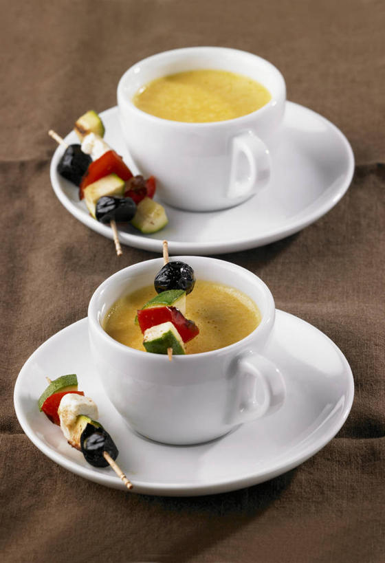 无人,竖图,俯视,室内,特写,白天,烹饪,烧烤,西餐,桌面,桌子,餐具,阴影,反射,木制,碟子,盘,影子,陶瓷,蔬菜汤,料理,食品,陶瓷制品,烤肉,菜肴,美食,食物,两个,盘子,木制品,容器,碟,碗,西式,摄影,佳肴,影棚,储藏,储存,肉串,羹汤,彩图,高角度拍摄,影棚拍摄,拍摄,贮存