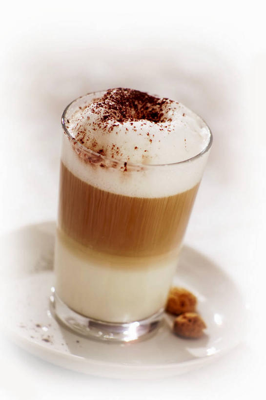 咖啡,无人,竖图,俯视,室内,特写,白天,白色背景,幸福,杯子,餐具,阴影,反射,碟子,盘,影子,一杯,娱乐,玻璃制品,饮料,盘子,水杯,碟,享受,休闲,温馨,放松,乐趣,摄影,影棚,提神,舒适,醒脑,软饮料,拿铁,拿铁咖啡,玻璃杯,彩图,高角度拍摄,影棚拍摄,拍摄