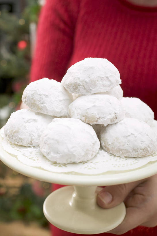 点心,西方人,手,一个人,站,竖图,室内,特写,白天,正面,毛衣,餐具,欧洲,欧洲人,仅一个年轻女性,仅一个女性,仅一个人,一堆,许多,握,阴影,堆叠,堆积,朦胧,模糊,反射,碟子,盘,影子,食品,曲奇,拿,拿着,食物,红色,白色,盘子,碟,饼干,零食,站着,手部,握着,堆,单手,线衫,曲奇饼,曲奇饼干,年轻女性,女人,女性,白种人,站立,半身,彩图,绒衣,套衫,套头毛衣,线衣