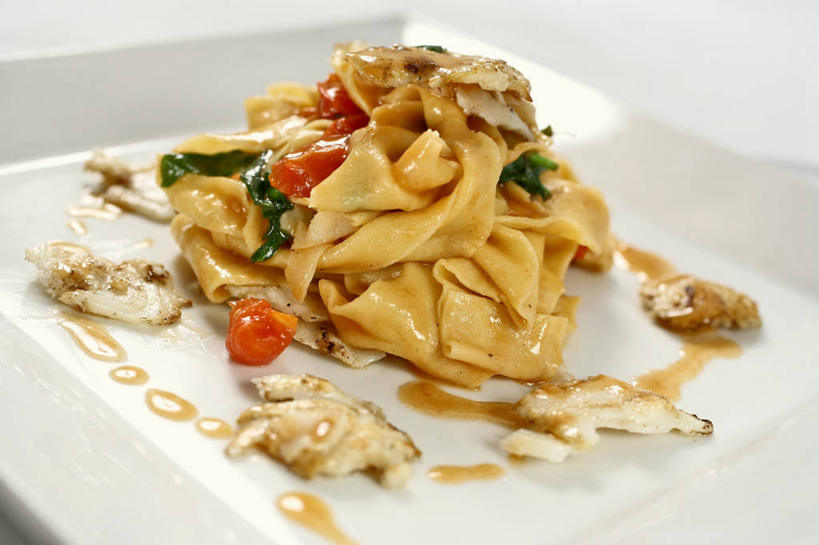 面食,面条,意大利面,无人,横图,俯视,室内,特写,白天,白色背景,西餐,蔬菜,西红柿,小番茄,餐具,阴影,新鲜,反射,碟子,盘,影子,面,肉,鱼肉,料理,食品,肉类,食物,盘子,碟,西式,摄影,有机食品,绿色食品,影棚,肉食,小西红柿,樱桃小番茄,珍珠小番茄,樱桃番茄,圣女果,番茄,彩图,高角度拍摄,影棚拍摄,拍摄